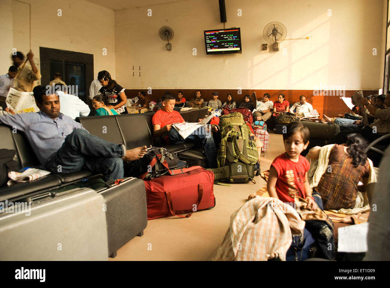 Les gens assis dans une salle d'attente, Gare, New Delhi, Inde, Asie Banque D'Images