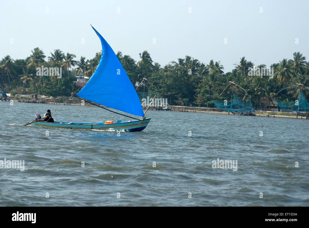 Bateau naviguant dans le port de cochi ; Inde ; Kerala Banque D'Images