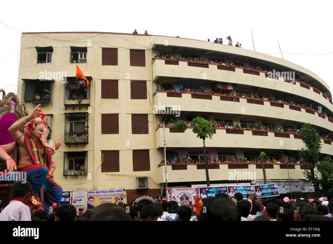 Les gens qui suivent le cortège Ganesh Mumbai Inde Asie Banque D'Images