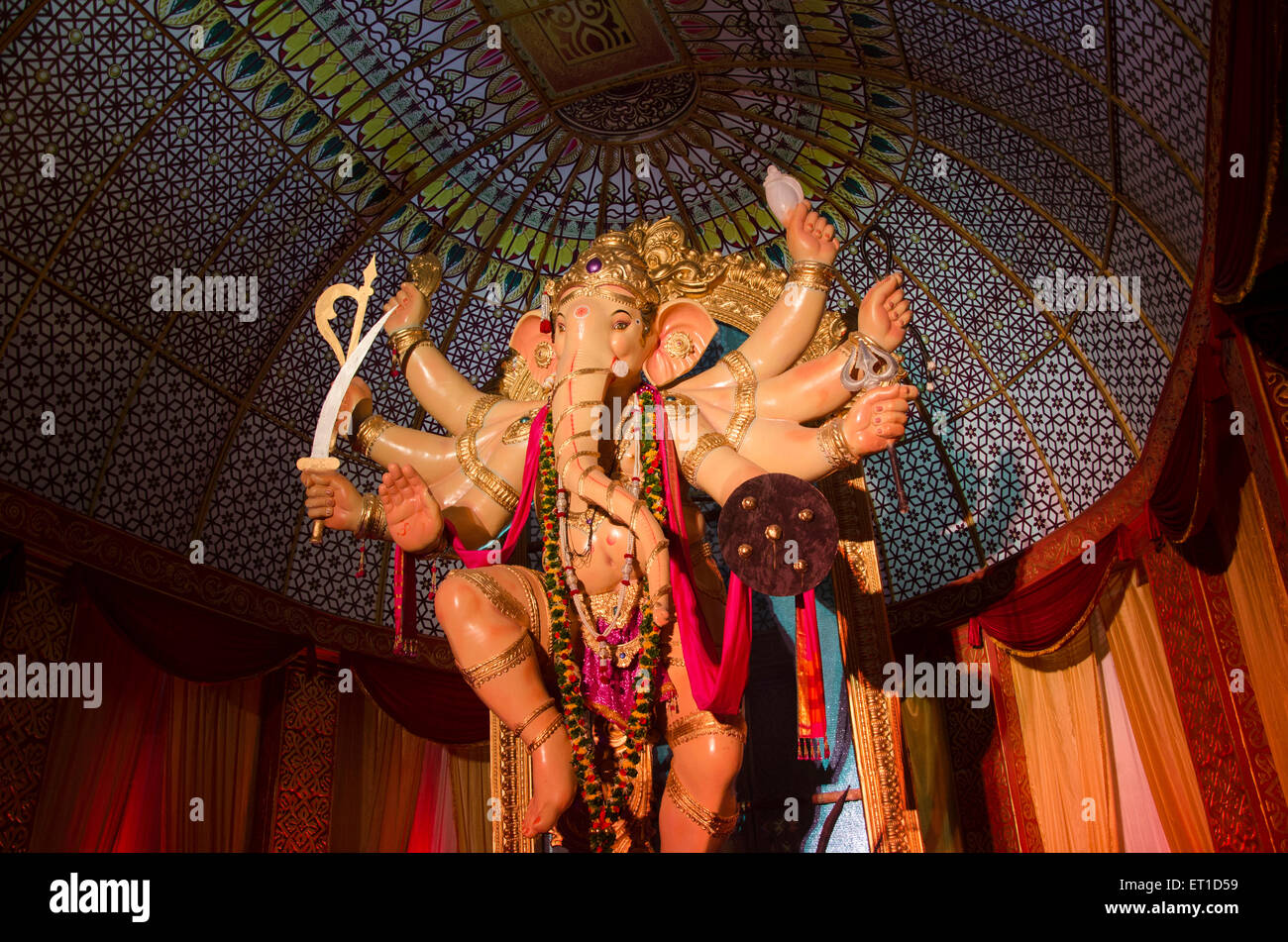 Grande idole de Ganesh dans un Pandal de Bara sur Gali Ganpati Utsava Mumbai Inde Asie Banque D'Images