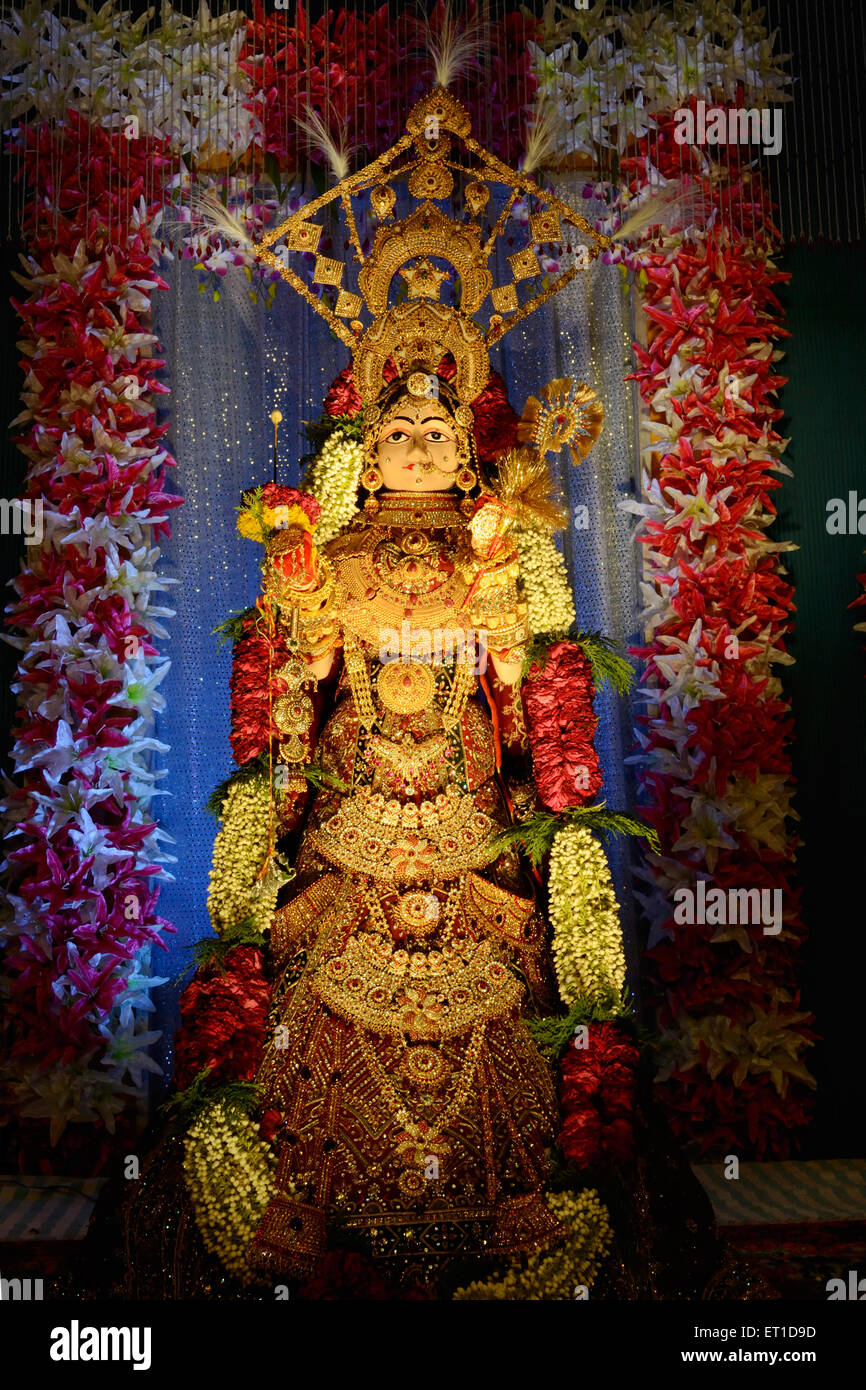 Ldol Gavar avec de lourdes bijoux à Hatadion ka chowk, à l'occasion d'Dheenga Gavar Jodhpur Rajasthan Inde festival Banque D'Images