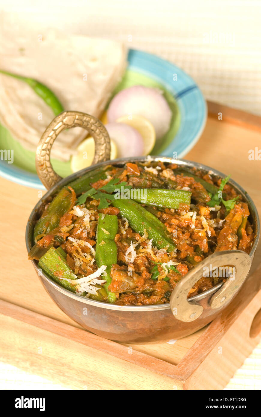 Bhindi masala servi avec légumes roti Banque D'Images