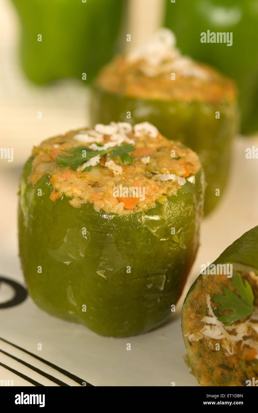 Stuff capsicum garnir de feuilles de coriandre et noix de coco râpée Banque D'Images