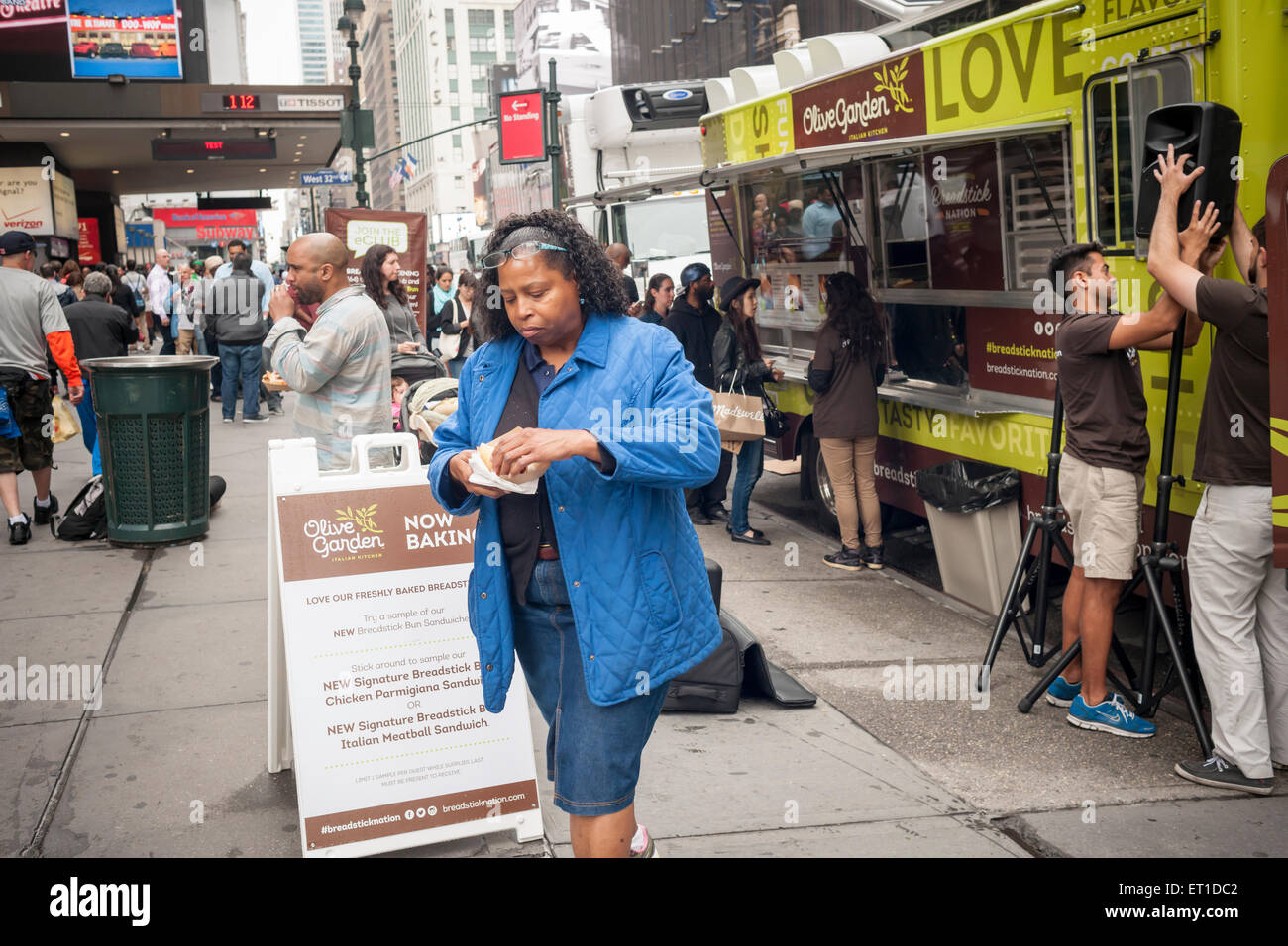 Olive Garden fans et les curieux s'aligner à l'Olive Garden chariot hors de Penn Station à New York pour échantillonner l'ambiance décontractée du restaurant nouvelle offre, le Longuet Bun Sandwich, le vendredi 5 juin, 2015. Olive Garden a été d'apporter des changements à son menu dans un effort pour renverser la dépression qui est l'exécution restaurants décontractés. Récemment, les membres du conseil d'administration de la société a travaillé salutation et servant les clients à acquérir une expérience. (© Richard B. Levine) Banque D'Images