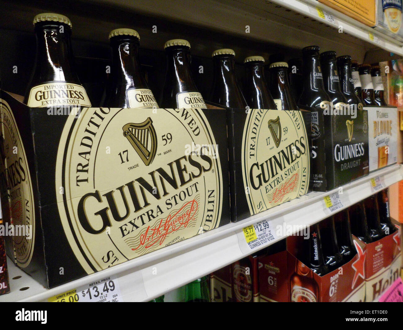 Six-pack de Guinness stout sur une étagère de supermarché à New York, le vendredi 5 juin 2015. La spéculation que société rachat 3G acheter Diageo a provoqué un rassemblement à l'entreprise les stocks. En plus de Guinness, Diageo brands : Johnnie Walker, Smirnoff et autres entreprises liées à l'alcool. (© Richard B. Levine) Banque D'Images