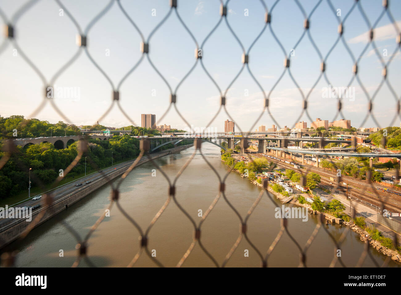 La vue vers le nord depuis le nouveau pont reliant la haute reconstruit Bronx à New York au cours de la rivière Harlem à New York le mardi, Juin 9, 2015. La passerelle pour piétons, le pont le plus ancien de New York, a été fermé depuis les années 1970 et faisait partie de l'Aqueduc de Croton jusqu'en 1917, fournissant de l'eau à New York. (© Richard B. Levine) Banque D'Images