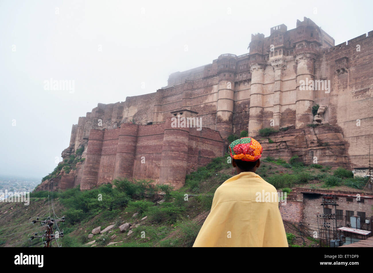 Homme avec turban coloré fixant Fort Mehrangarh Jodhpur Rajasthan Inde Asie Banque D'Images