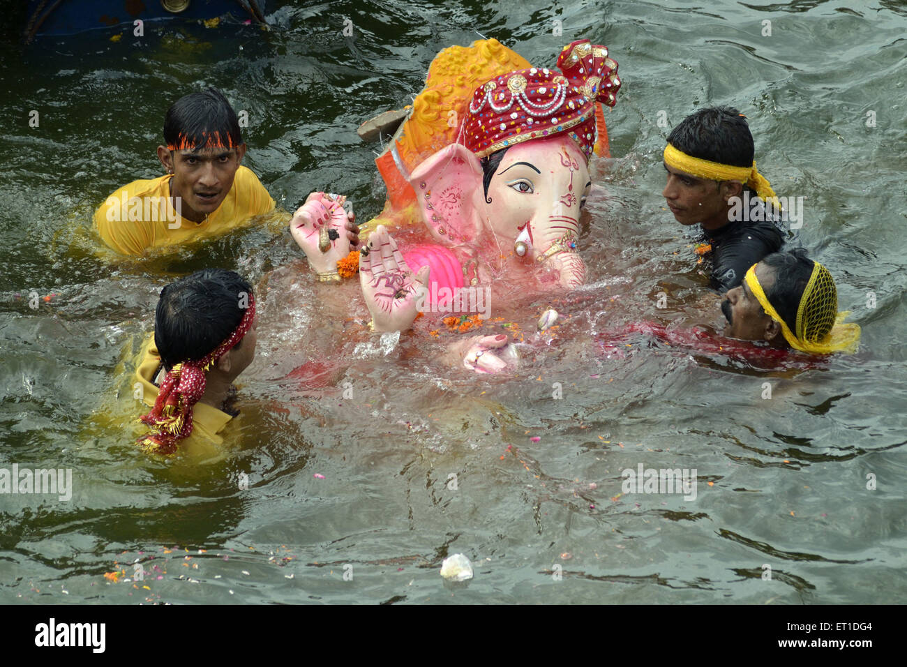 Les bénévoles de natation avec grande idole de Ganesh Ji à Ganpati Visarjan Jodhpur Rajasthan Inde Asie Banque D'Images