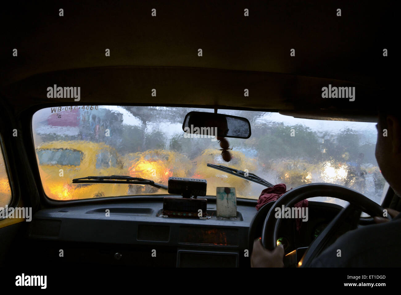 Voiture roulant sur la route sous la pluie Kolkata West Bengal India Asie Banque D'Images