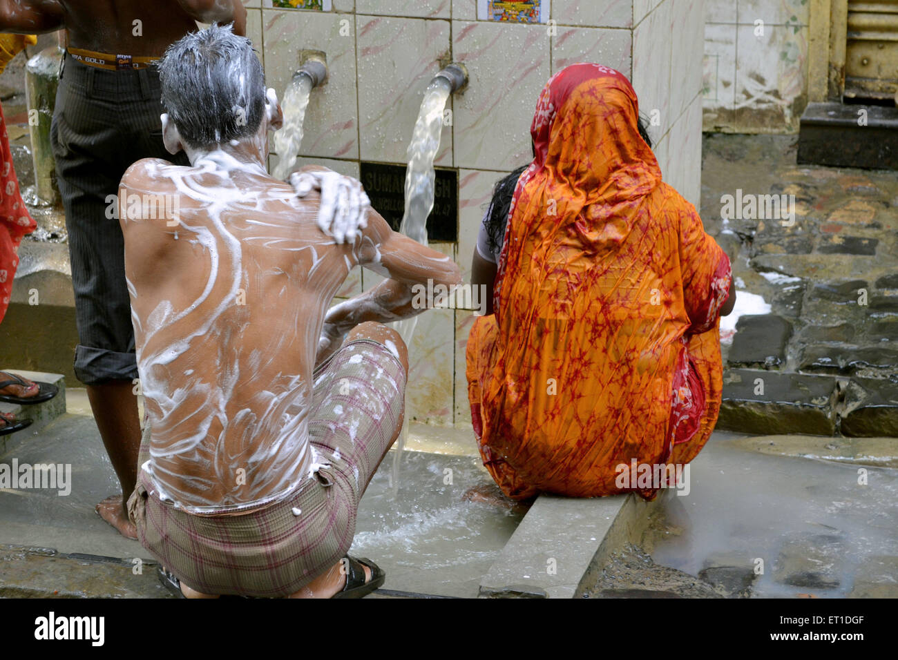 L'homme et de la femme de prendre bain sur sentier Kolkata West Bengal India Asie Banque D'Images