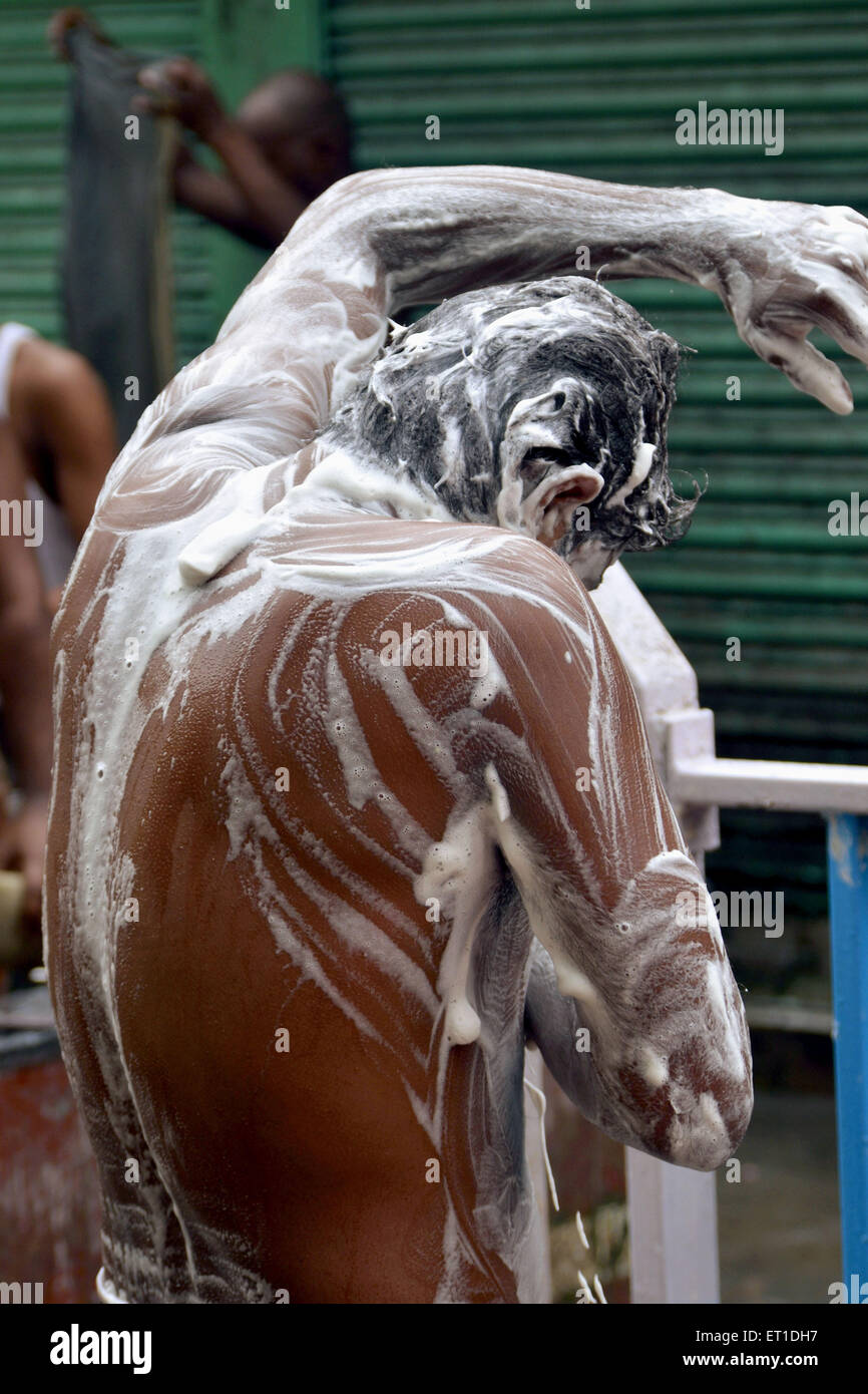Man taking bath le sentier Kolkata West Bengal India Asie Banque D'Images