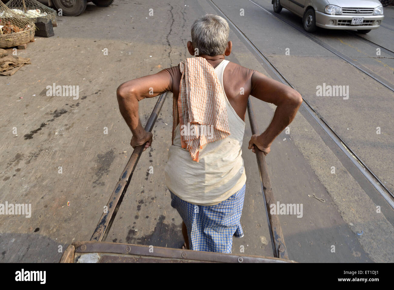 L'homme tirant part pousse-pousse sur la route de l'Ouest Bengale Asie Inde Kolkata Banque D'Images