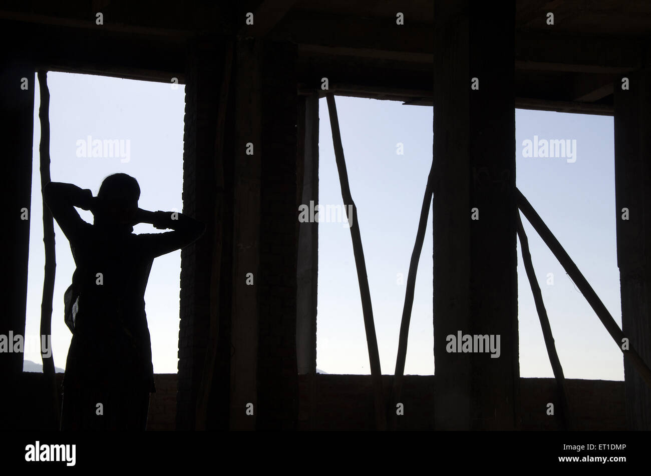 Femme silhouette ouvrier de construction Jaipur Rajasthan Inde Femme indienne bâillant Banque D'Images