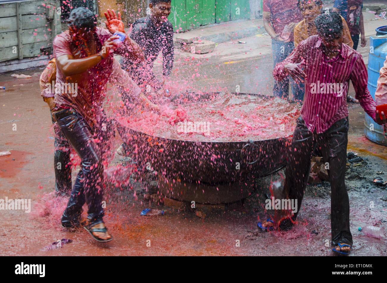 Les gens verser de l'eau avec la couleur en festival Holi à Jodhpur Rajasthan Inde Banque D'Images