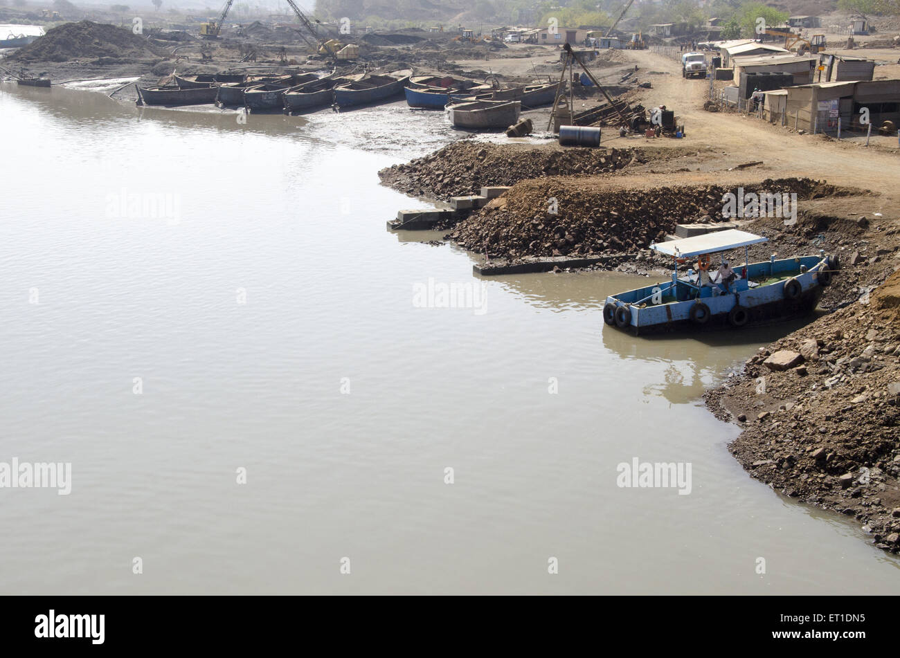 Dans l'eau des bateaux Borivali Mumbai Maharashtra Inde Banque D'Images