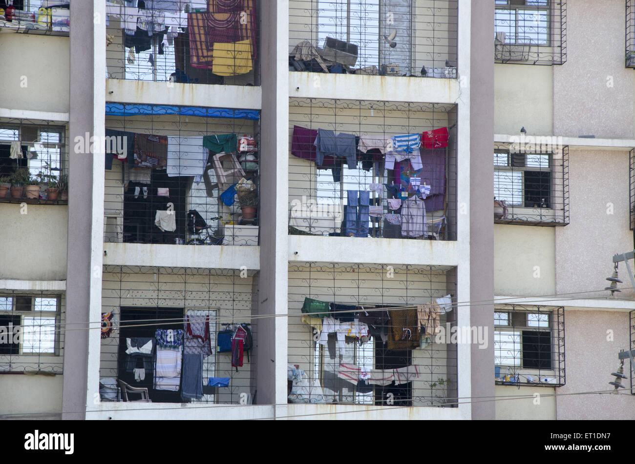 Le séchage des vêtements en balcon près de Borivali Mumbai Maharashtra Inde Banque D'Images