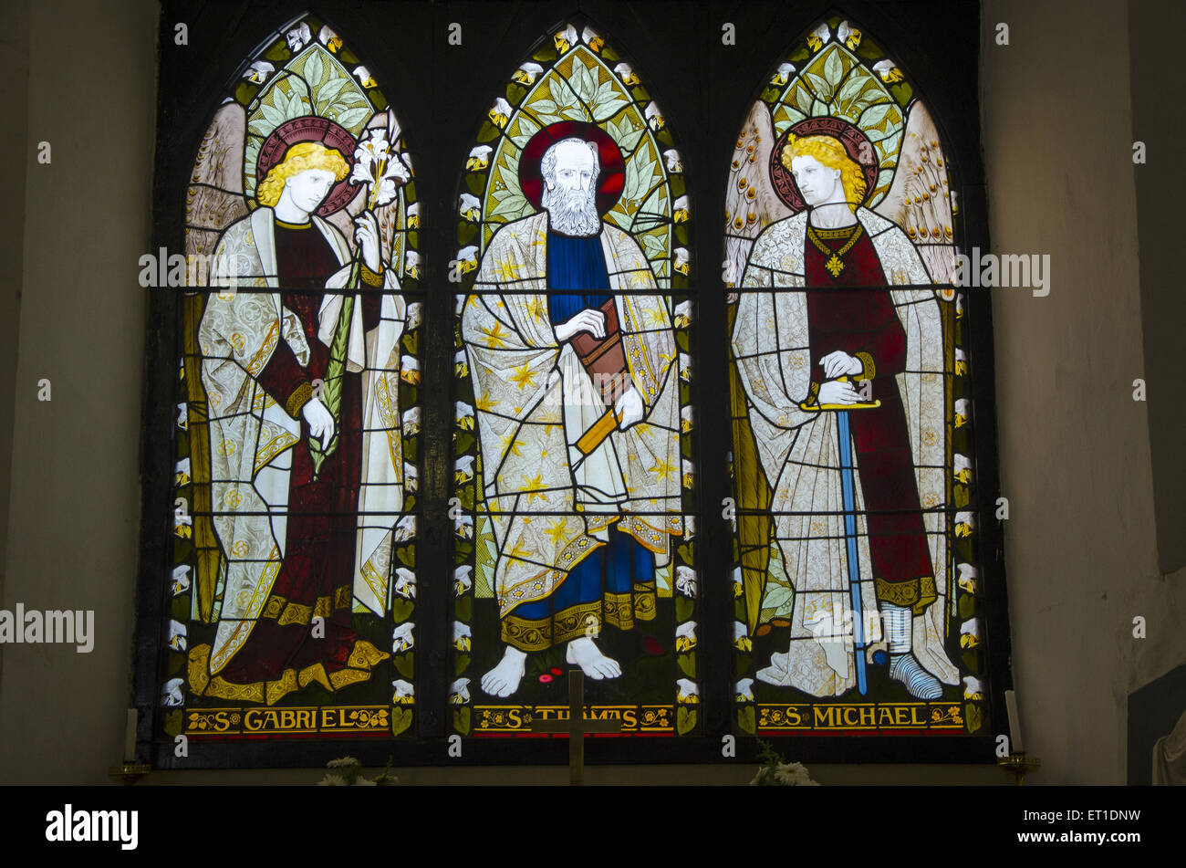 Saints vitraux colorés dans la Cathédrale de St Thomas à Mumbai Maharashtra Inde Banque D'Images