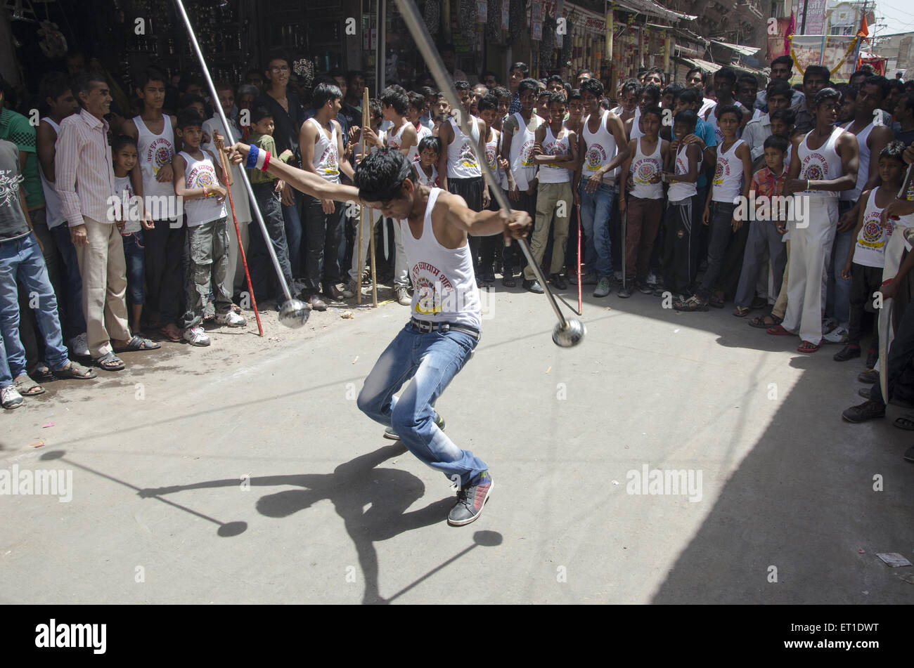 Garçon d'effectuer des acrobaties en Ram navmi en procession à Jodhpur Rajasthan Inde Banque D'Images