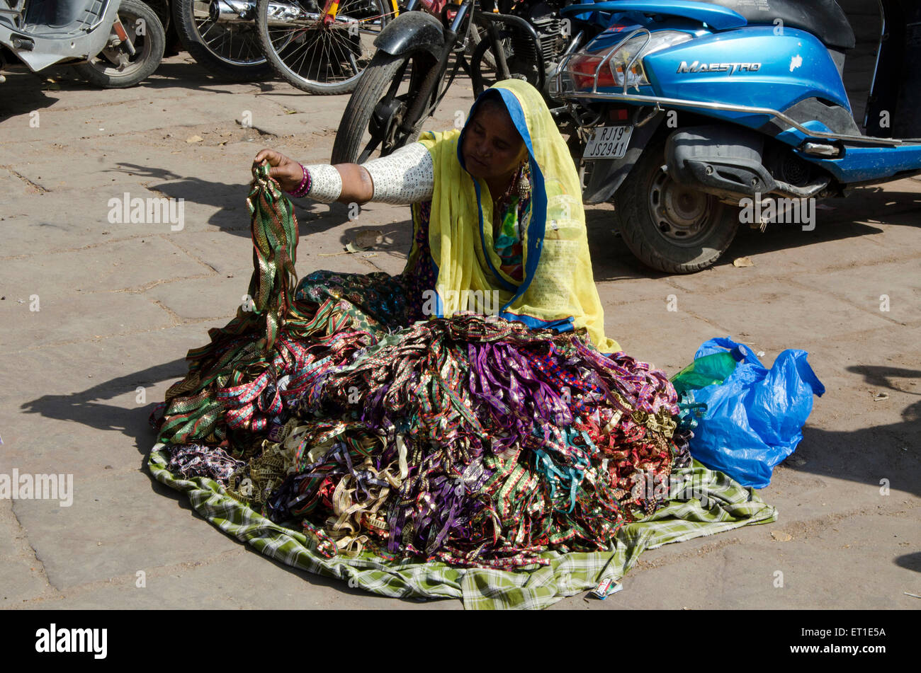 Femme vendant dentelle sur road Jodhpur Rajasthan Inde Banque D'Images