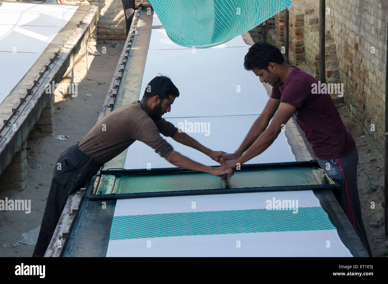 Les travailleurs engagés dans un travail d'impression tissu Bikaner Rajasthan Inde Asie Banque D'Images