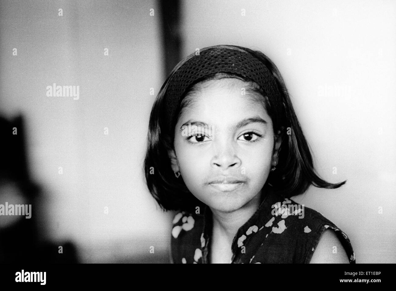 Girl looking at camera ; Inde M.# 400 Banque D'Images