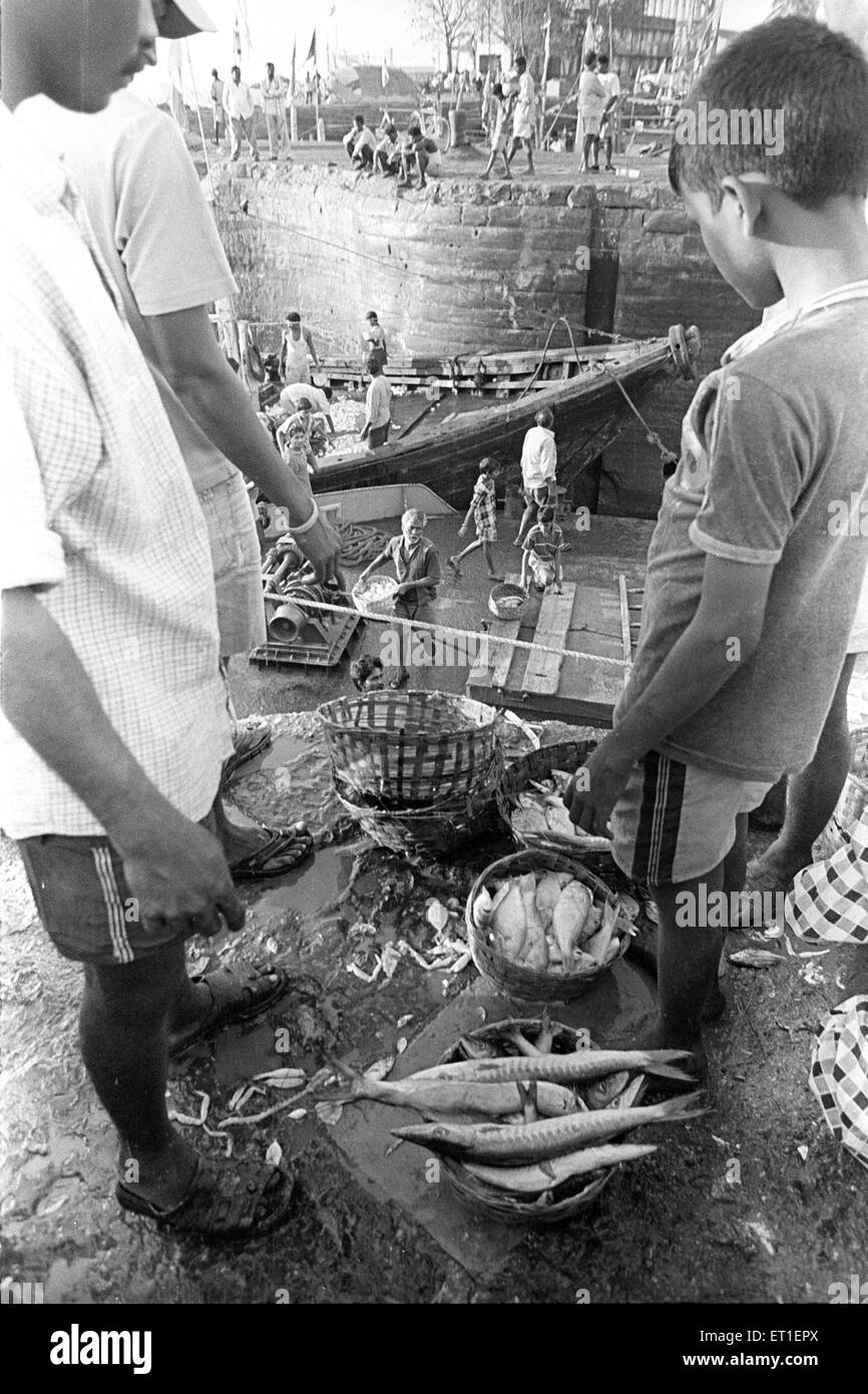 Les pêcheurs à quai ; Sassoon Colaba ; Bombay Mumbai Maharashtra ; Inde ; Banque D'Images