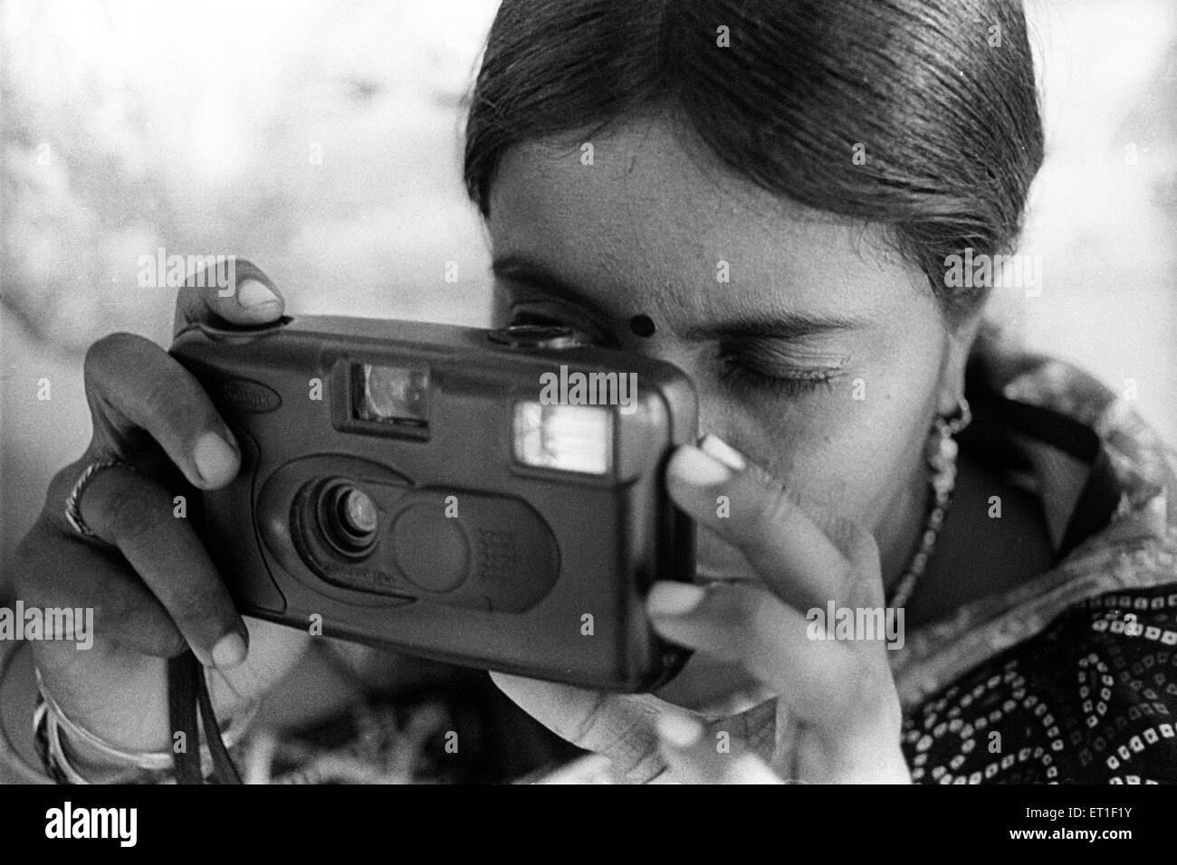 Les jeunes femmes essayant d'apprendre la photographie ; Chitrakoot ; Uttar Pradesh ; Inde PAS DE MR Banque D'Images