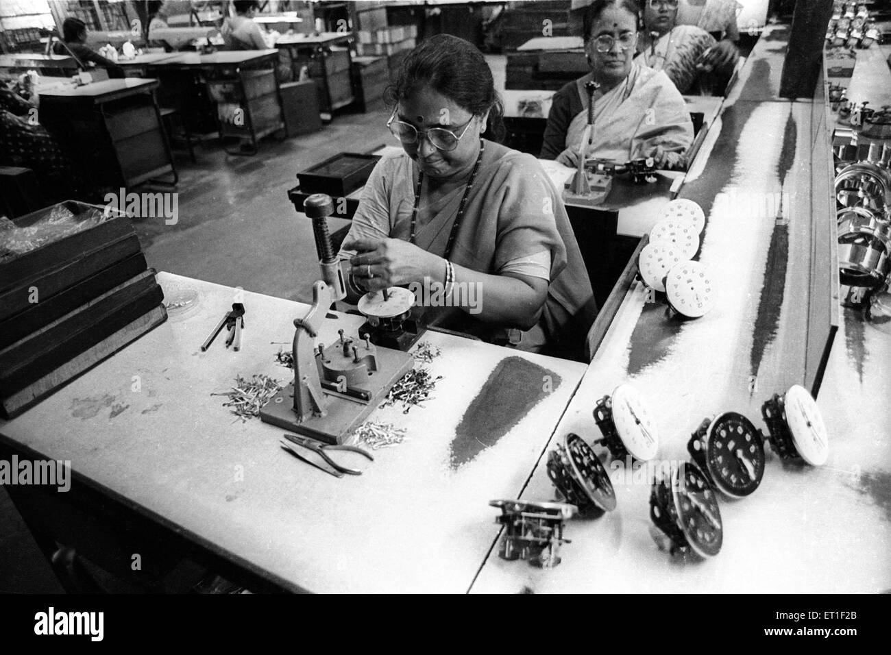 L'horlogerie à l'usine ; Goregaon Bombay Mumbai Maharashtra ; Inde ; PAS DE MR Banque D'Images