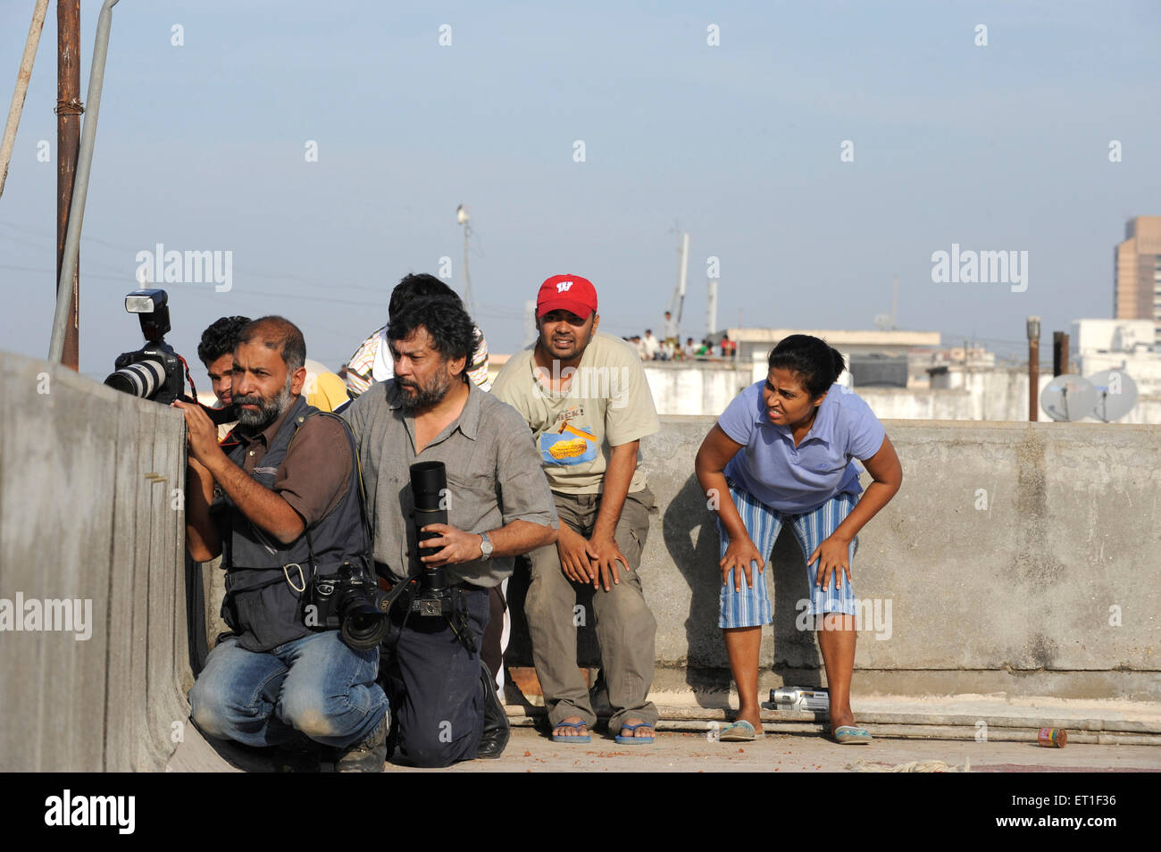 Reporters caméraman prenant position Nariman House ; après une attaque terroriste Deccan Mujahideen le 26 novembre 2008 Mumbai Banque D'Images