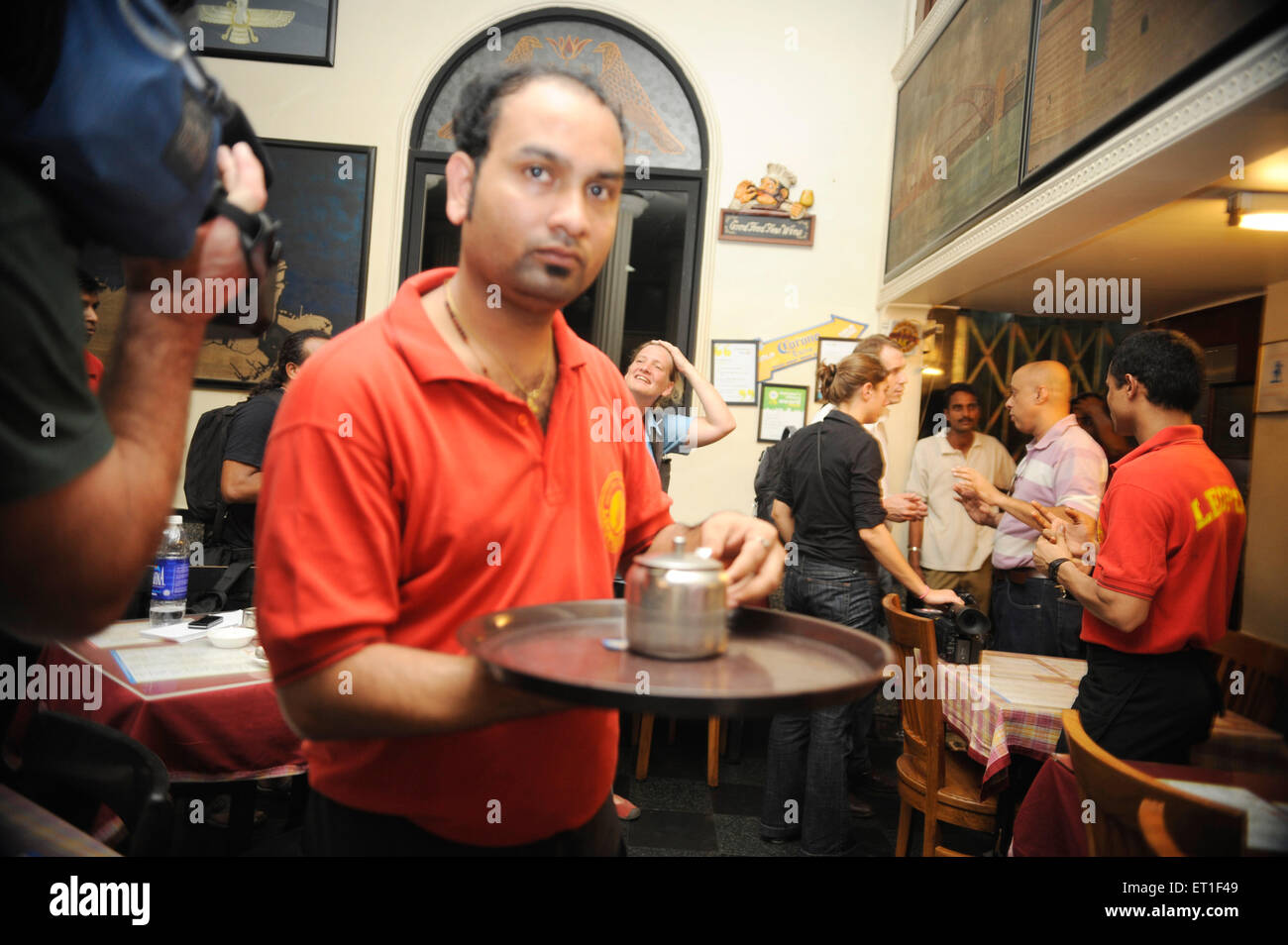 Leopold Cafe serveurs ; après une attaque terroriste par Deccan Mujahideen le 26 novembre 2008 à Bombay Mumbai Banque D'Images