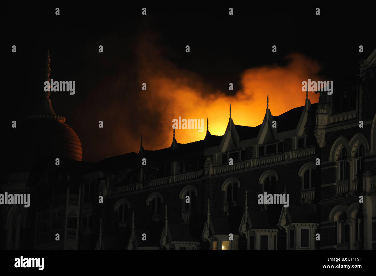 Incendie dans ancienne aile de Taj Mahal Hotel ; après une attaque terroriste par Deccan Mujahedeen le 26 novembre 2008 à Bombay Banque D'Images