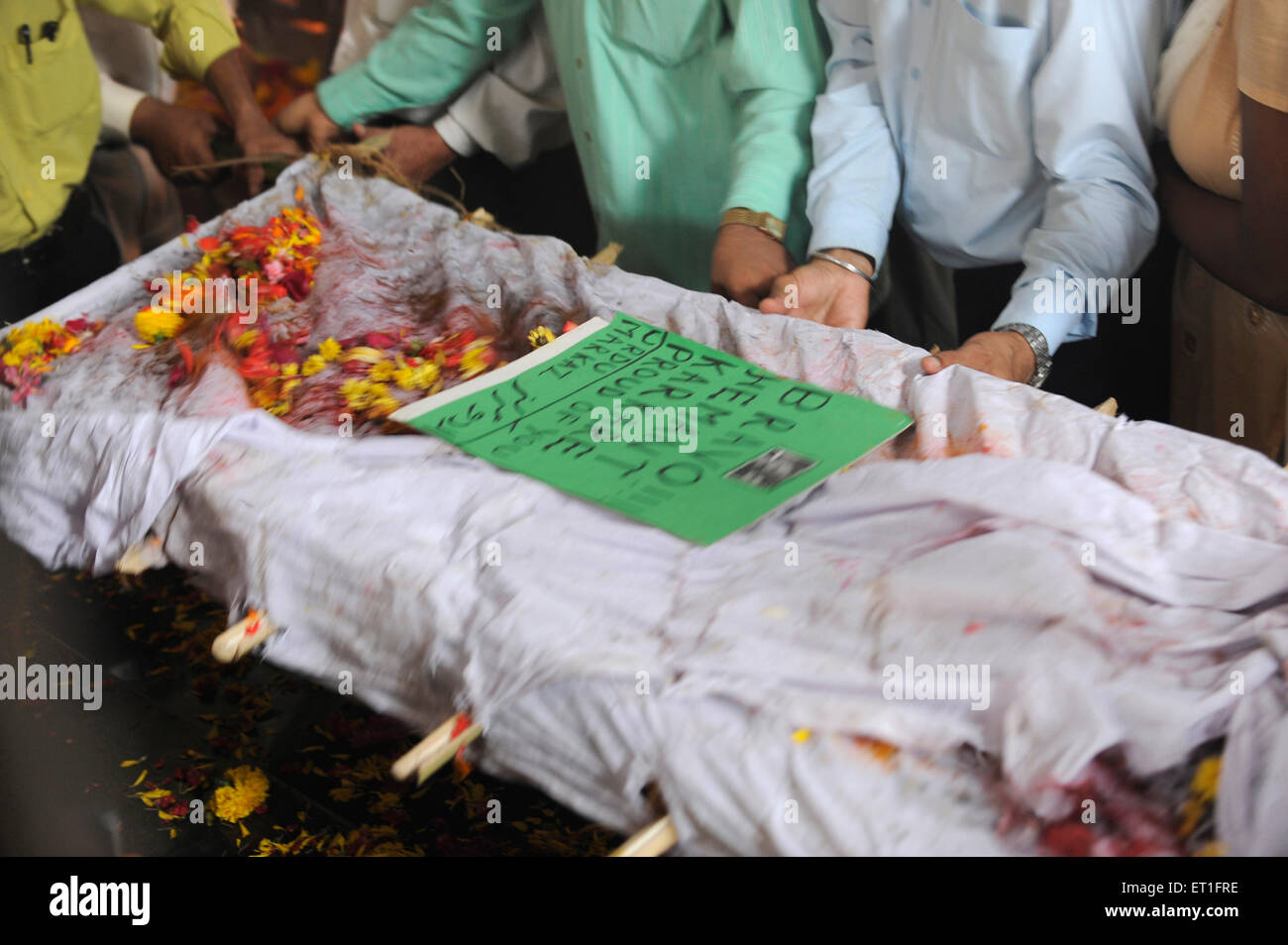 Cérémonie de crémation funéraire hindoue, Hemant Karkare, Chef de l'équipe anti-terrorisme, tué 2008 attentat terroriste de Bombay, Bombay, Mumbai, Maharashtra, Inde Banque D'Images Cérémonie de crémation funéraire hindoue, Hemant Karkare, Chef de l'équipe anti-terrorisme, tué 2008 attentat terroriste de Bombay, Bombay, Mumbai, Maharashtra, Inde Banque D'Images
