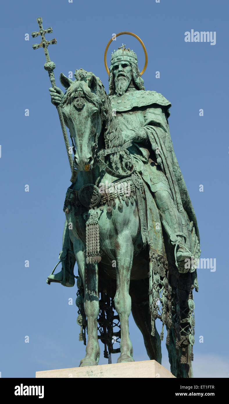 Statue de bronze de Saint Stephen King qui se trouve à l'extérieur de la cathédrale de Matthias à Budapest Banque D'Images Statue de bronze de Saint Stephen King qui se trouve à l'extérieur de la cathédrale de Matthias à Budapest Banque D'Images