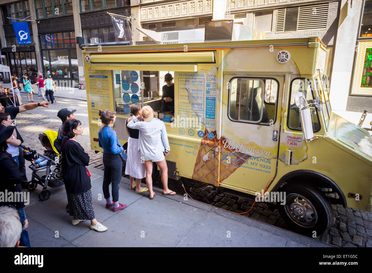 Van Leeuwen le camion de crème glacée artisanale dans Soho à New York le dimanche 7 juin, 2015. Le chariot vend de la crème glacée et des boissons au café dans les rues de New York en différents endroits. (© Richard B. Levine) Banque D'Images