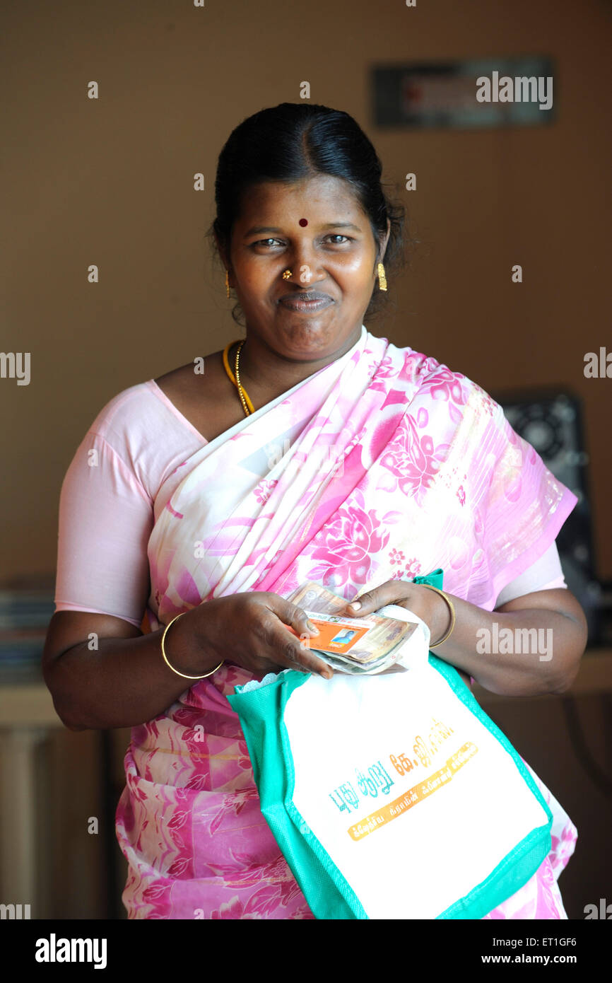 Dame rural avec l'argent comptant et carte d'identité de banque par kshtriya ong gramin financial services IFMR foundation Thanjavur Banque D'Images