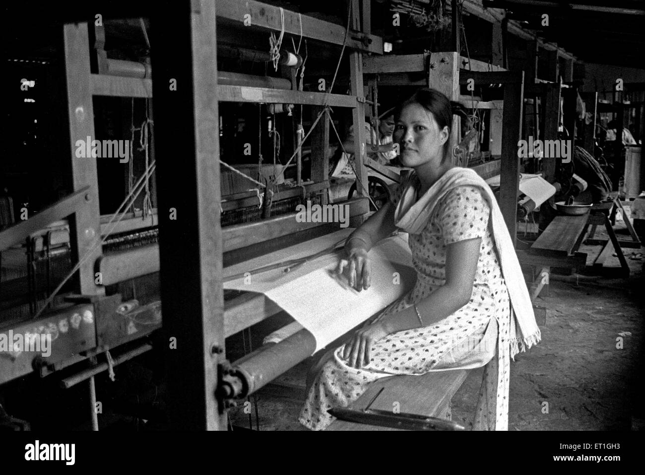 Bodo Femme tissant sur handloom Assam ; Inde ; PAS DE MR Banque D'Images