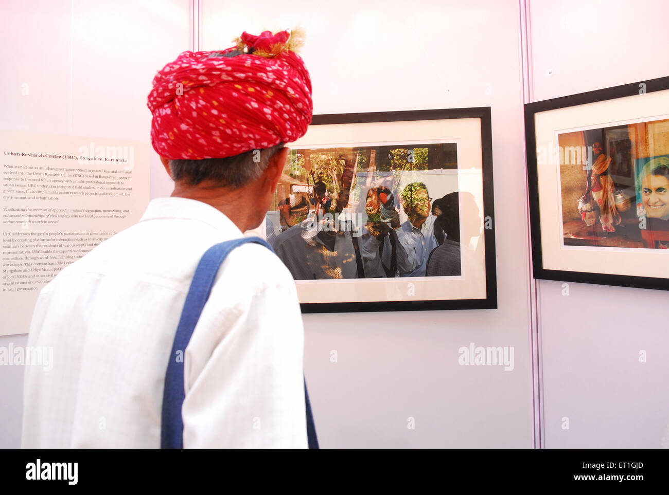 L'homme du Rajasthan à exposition photo ; New Delhi Inde ; Banque D'Images