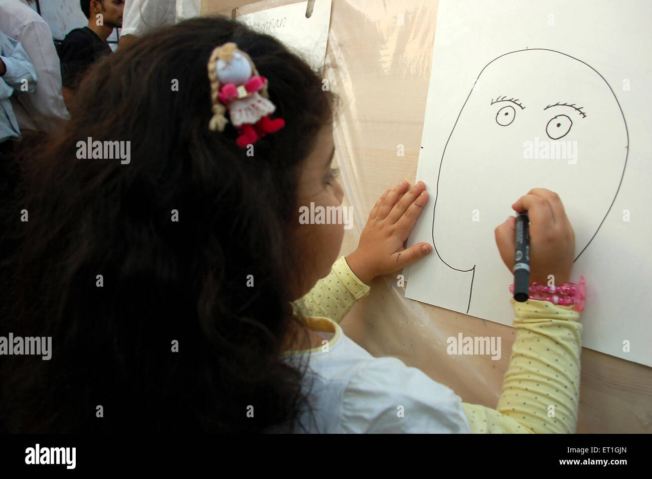 Dessin enfant sur toile à kala ghoda art festival ; Bombay Mumbai Maharashtra ; Inde ; Banque D'Images