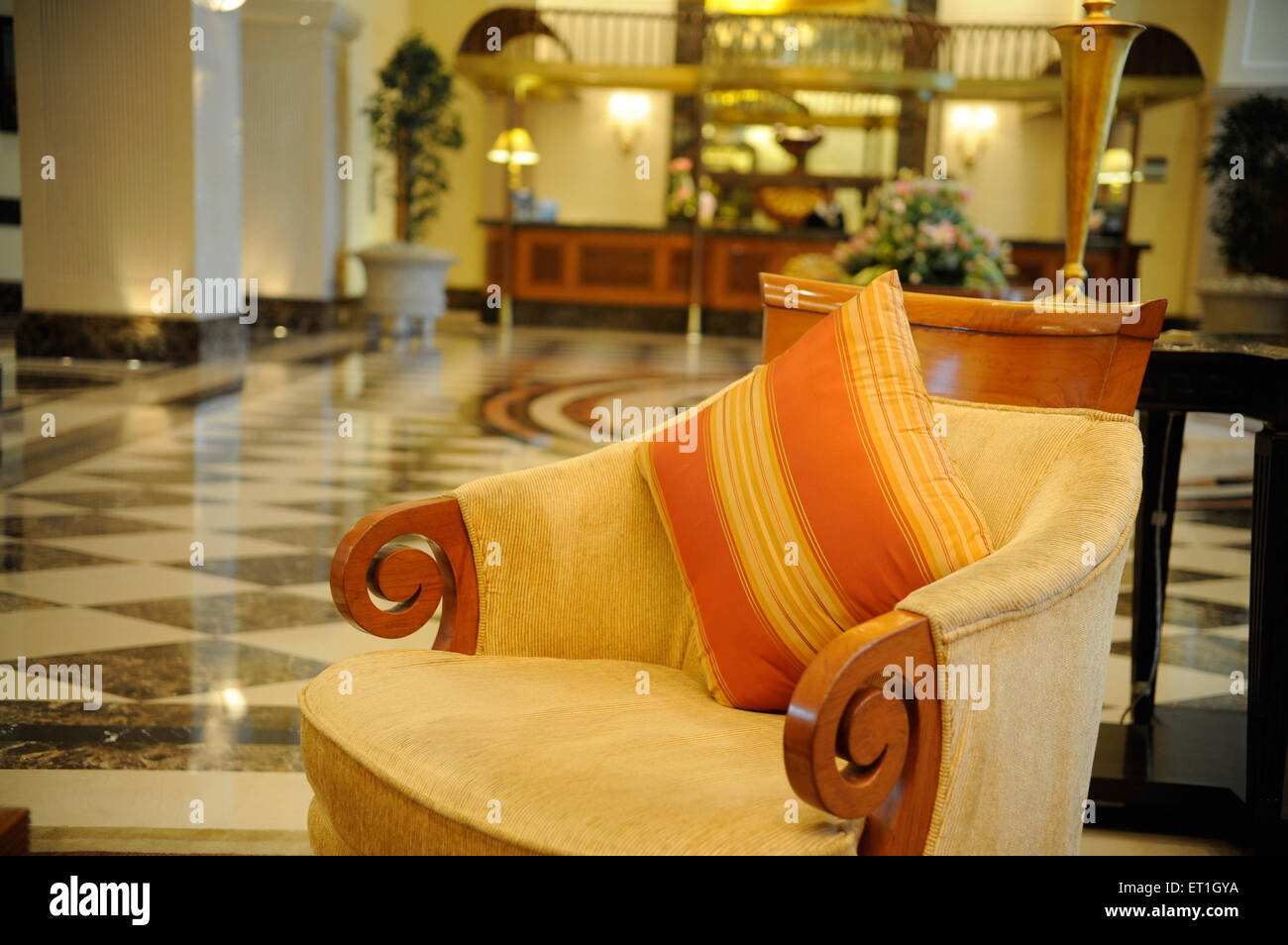 Chaise chaises en bois avec coussin et tissus d'ameublement Banque D'Images