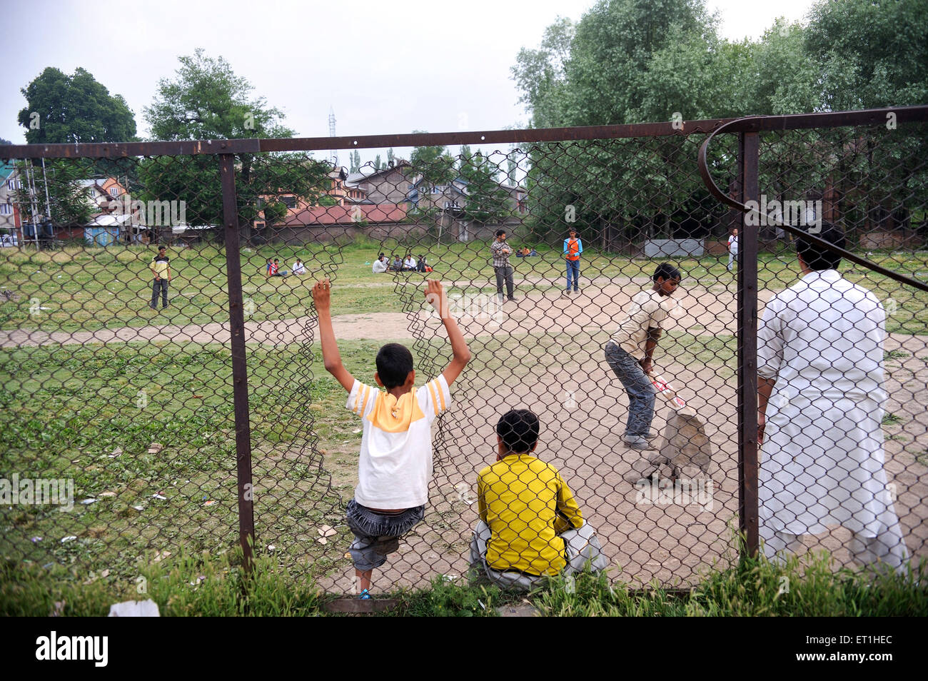Les personnes jouant au cricket au sol, au Cachemire, au Jammu-et-Cachemire, territoire de l'Union, UT,Inde, Asie, Asie, Indien Banque D'Images