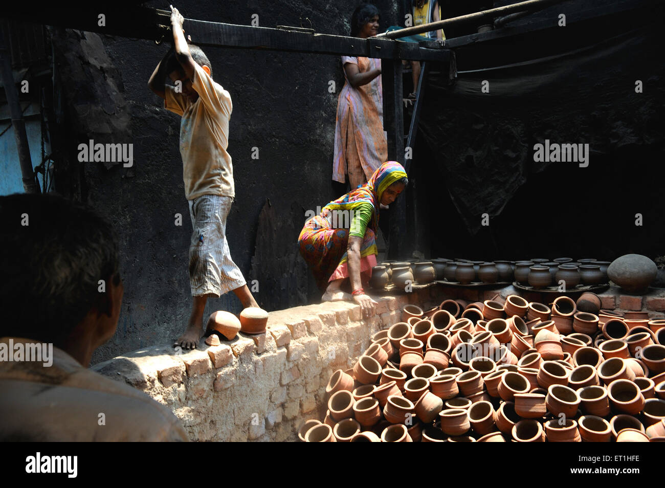 Fabrication de pots d'argile de terre, Dharavi, Bombay, Mumbai, Maharashtra,Inde, Asie, Asie, Indien Banque D'Images
