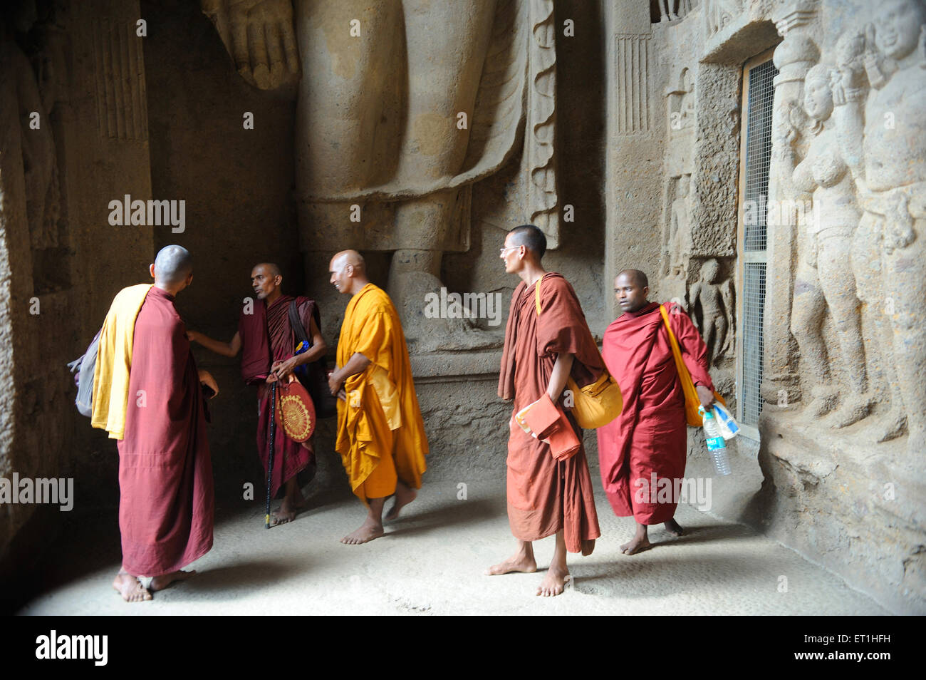 Les moines bouddhistes à l'intérieur de grottes d'Elephanta ; Bombay Mumbai Maharashtra ; Inde ; PAS DE MR Banque D'Images