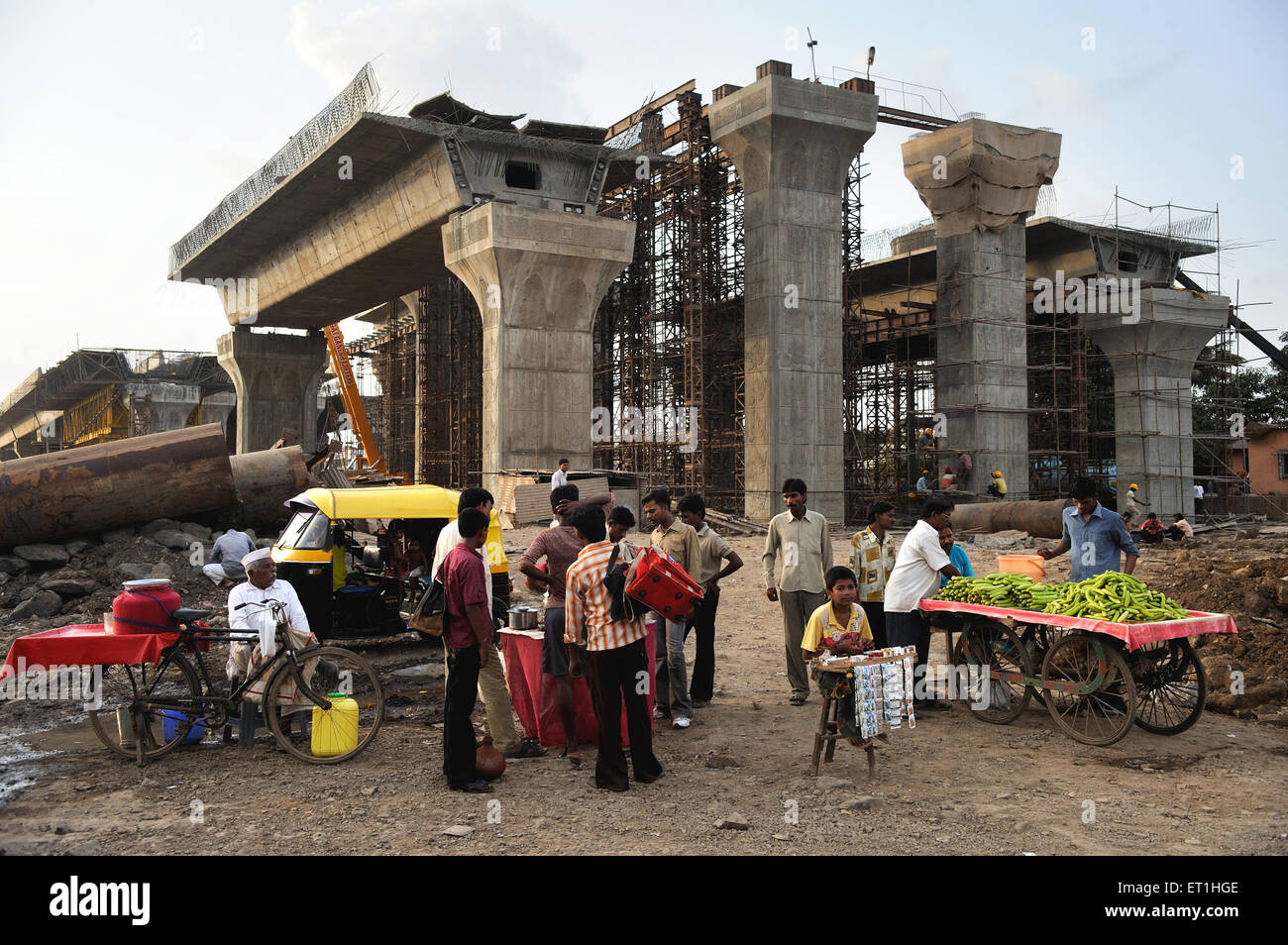 Les vendeurs de légumes at construction site de bridge ; Bombay Mumbai Maharashtra ; Inde ; Banque D'Images