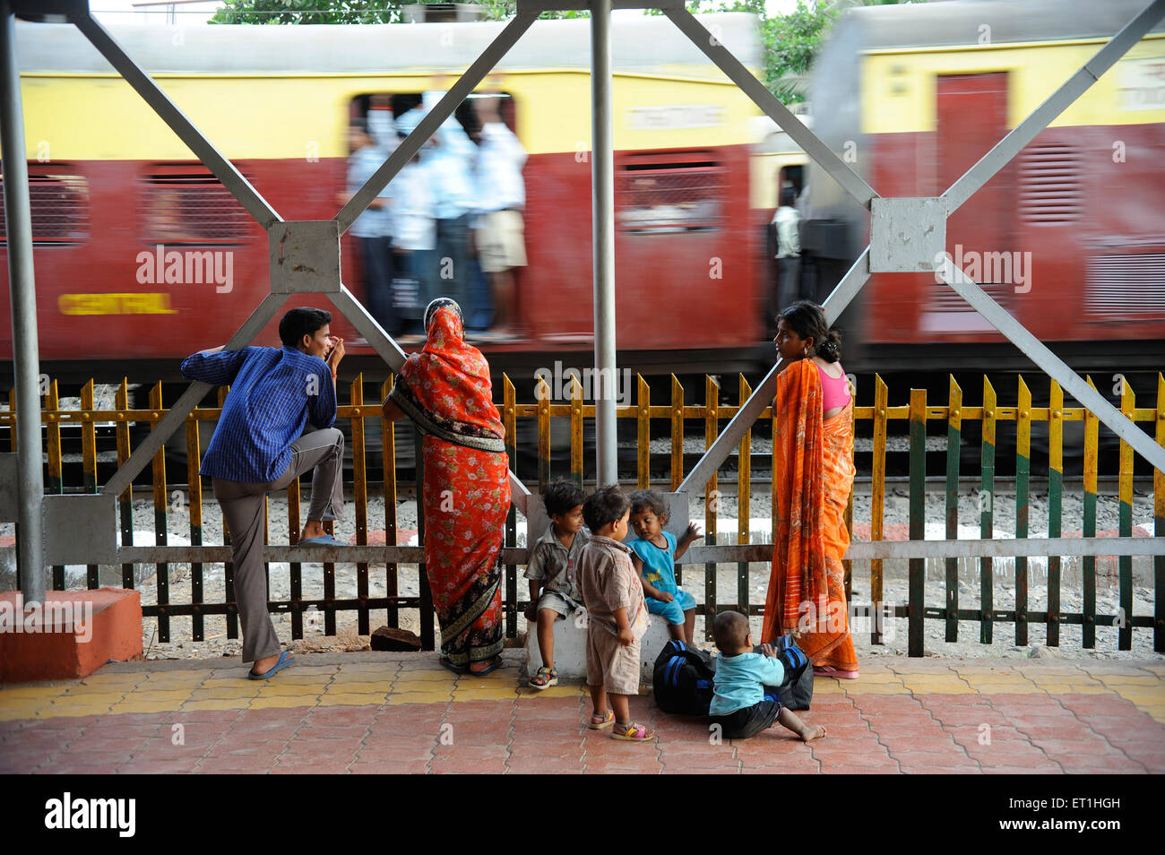 Famille Slum sur la plate-forme de la gare, Bombay, Mumbai, Maharashtra, Inde,Asie, Asie, Indien Banque D'Images