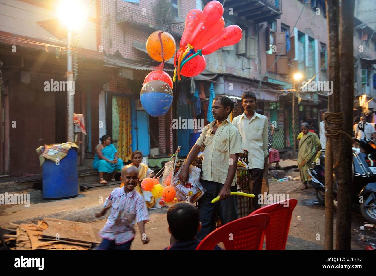 Vendeur de ballons; Kamathipura; Lal Bazar; zone de feu rouge; Grant Road;Bombay; Mumbai; Maharashtra; Inde; Asie;Asiatique ; Indien Banque D'Images