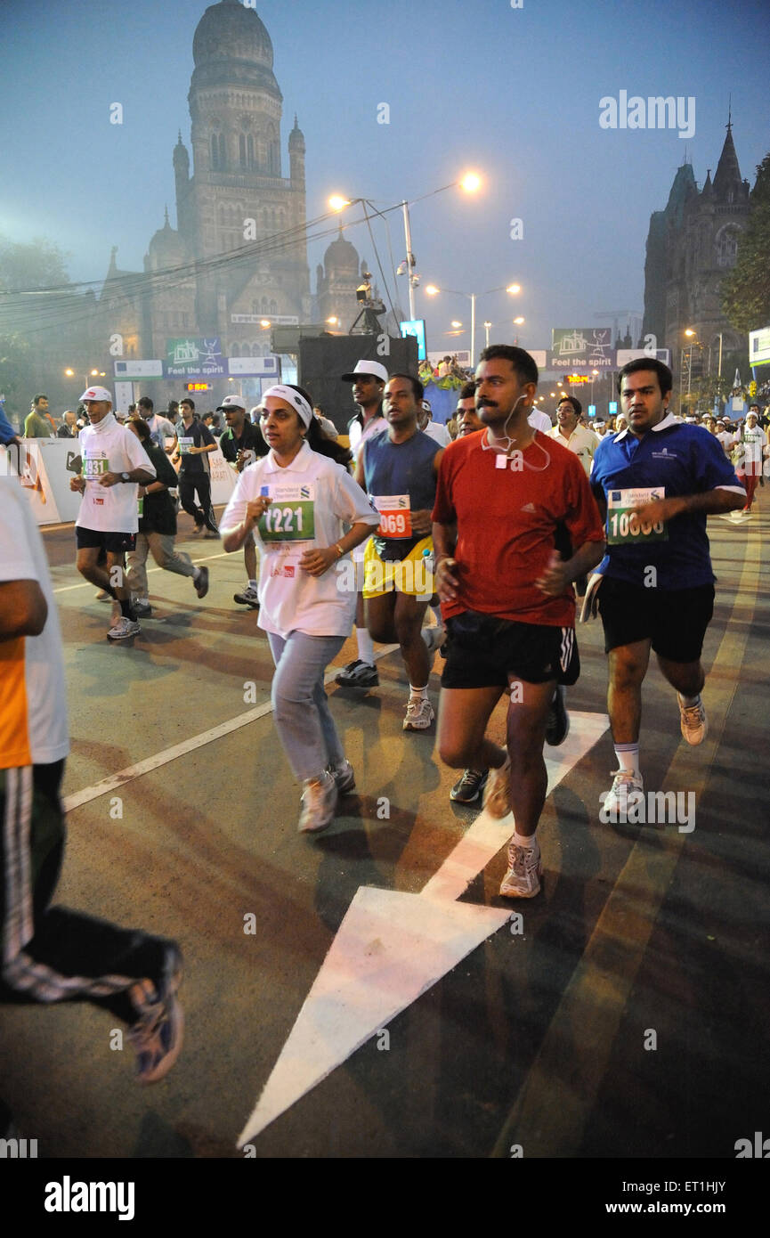 Marathon de Mumbai, coureurs au point de départ, marathon Standard Chartered, bâtiment BMC, VT, CST, Bombay, Mumbai, Maharashtra, Inde, Asie Banque D'Images
