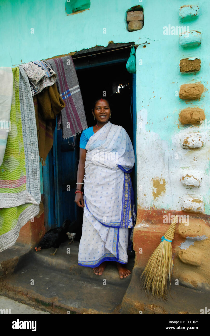 Tribus Ho woman standing in doorway ; Chakradharpur Jharkhand ; Inde ; PAS DE MR Banque D'Images