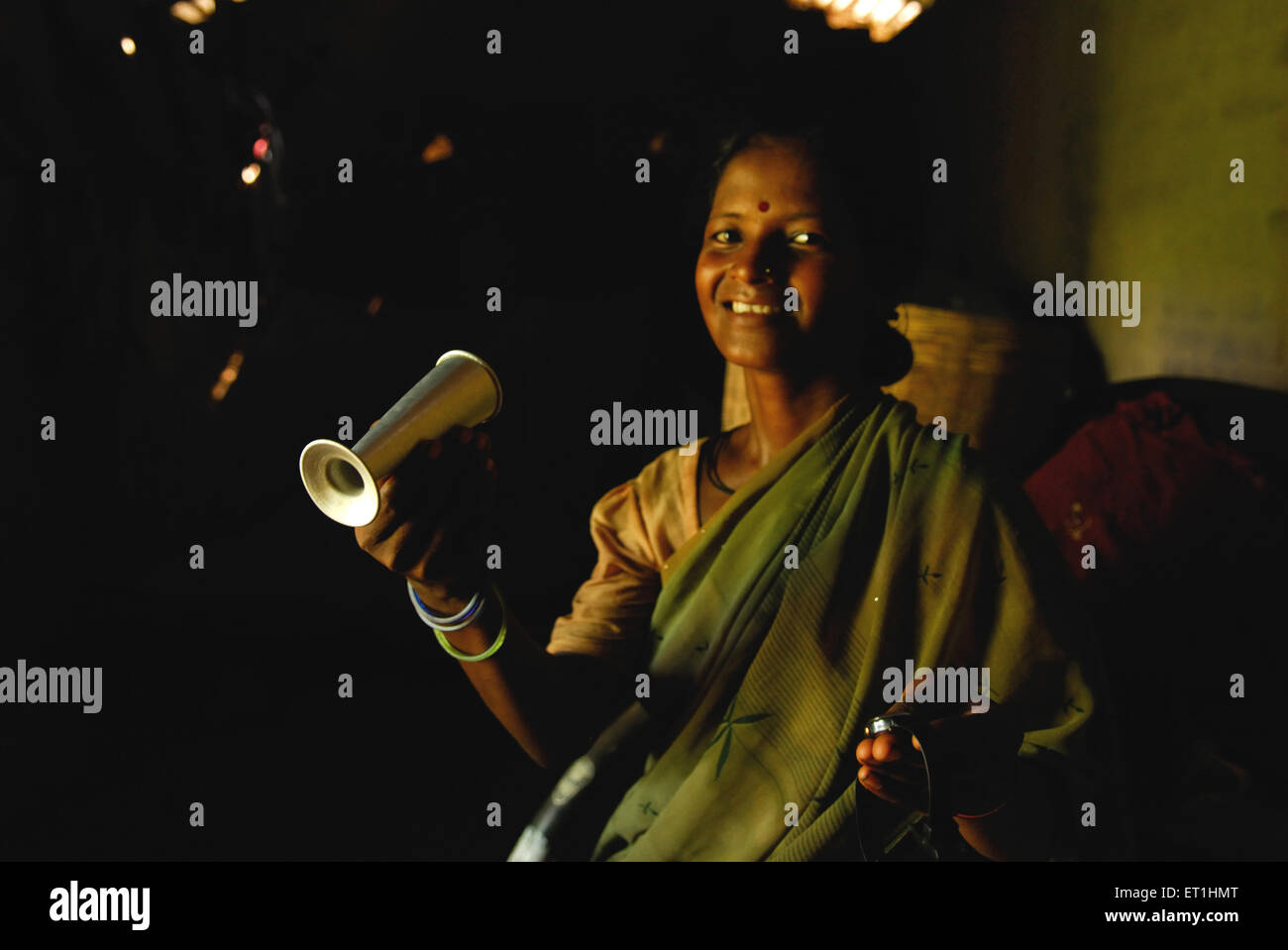 Tribus Ho woman holding instrument de foetus ; Chakradharpur Jharkhand ; Inde ; PAS DE MR Banque D'Images