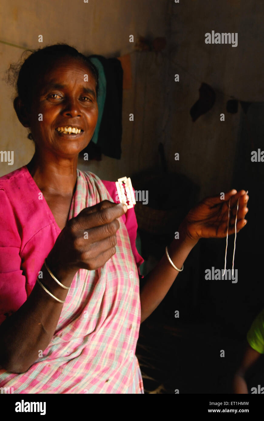 sage-femme montrant des aides à l'accouchement par fil et rasoir, Banque D'Images
