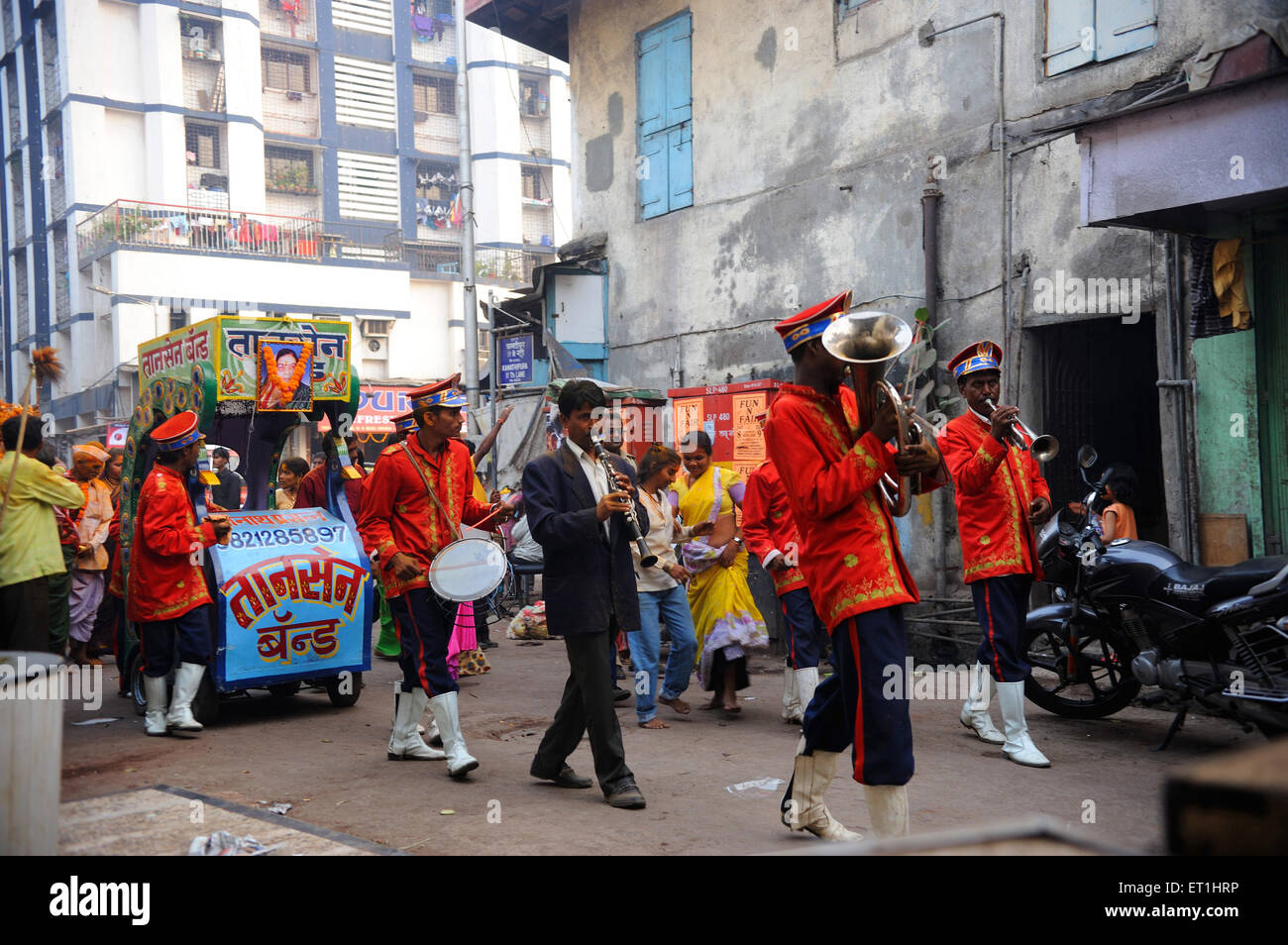 Groupe jouant dans yellama festival à Kamathipura ; Bombay Mumbai Maharashtra ; Inde ; Banque D'Images